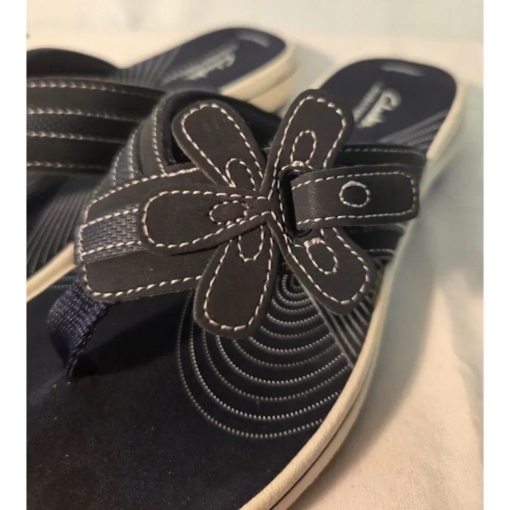Clarks Cloudsteppers Cushion Soft Flip Flop Sandals Black Floral Women’s size 6